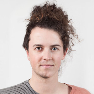 <span>Frère / Sœur: Jean-Philippe, 29 ans & Véronique, 27 ans</span><i>+</i>