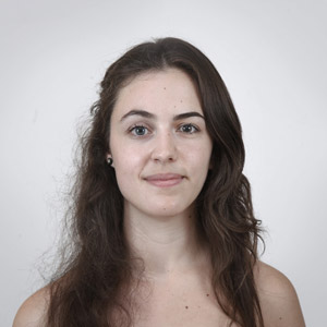 <span>Sœurs: Gabrielle, 28 ans & Léa, 25 ans</span><i>+</i>