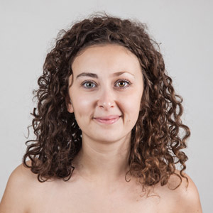 <span>Sœurs: Élodie, 24 ans & Audrey, 30 ans</span><i>+</i>