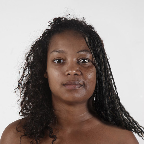<span>Fille / Mère: Marie-Pier, 18 ans & N'sira, 49 ans</span><i>+</i>