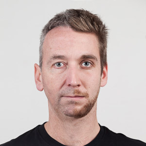 <span>Père / Fils: Claude, 54 ans & Benoit, 23 ans</span><i>+</i>