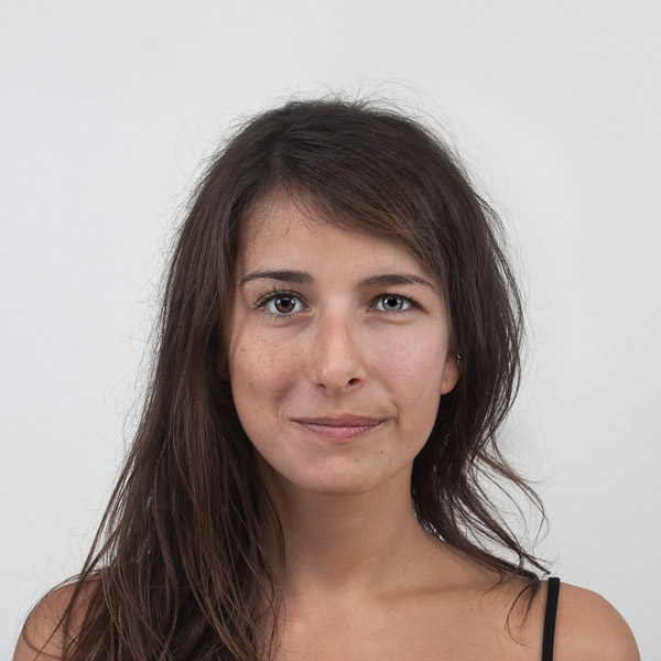 <span>Sœurs: Roxane, 22 ans & Jill, 25 ans</span><i>+</i>