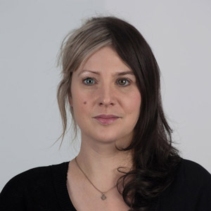 <span>Sœurs: Justine & Émilie</span><i>+</i>